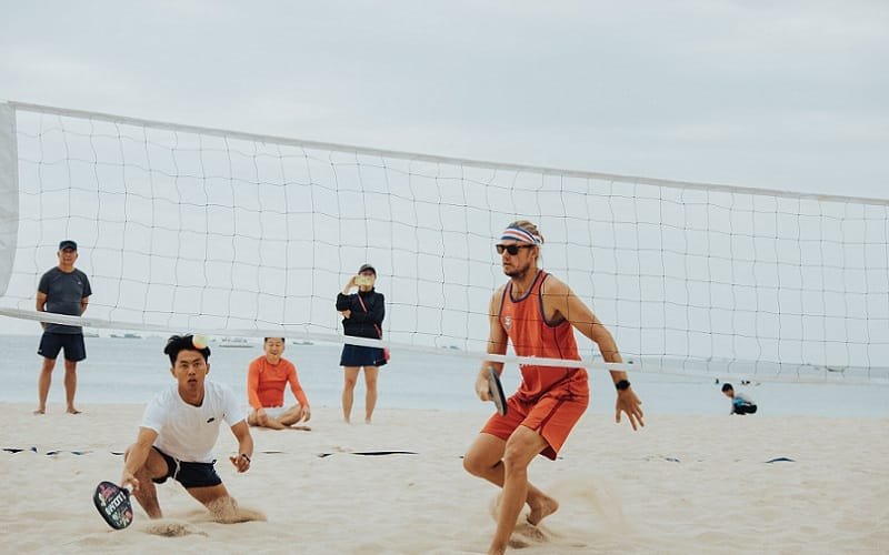 Lote para futuro prédio residencial vira quadra de tênis de praia