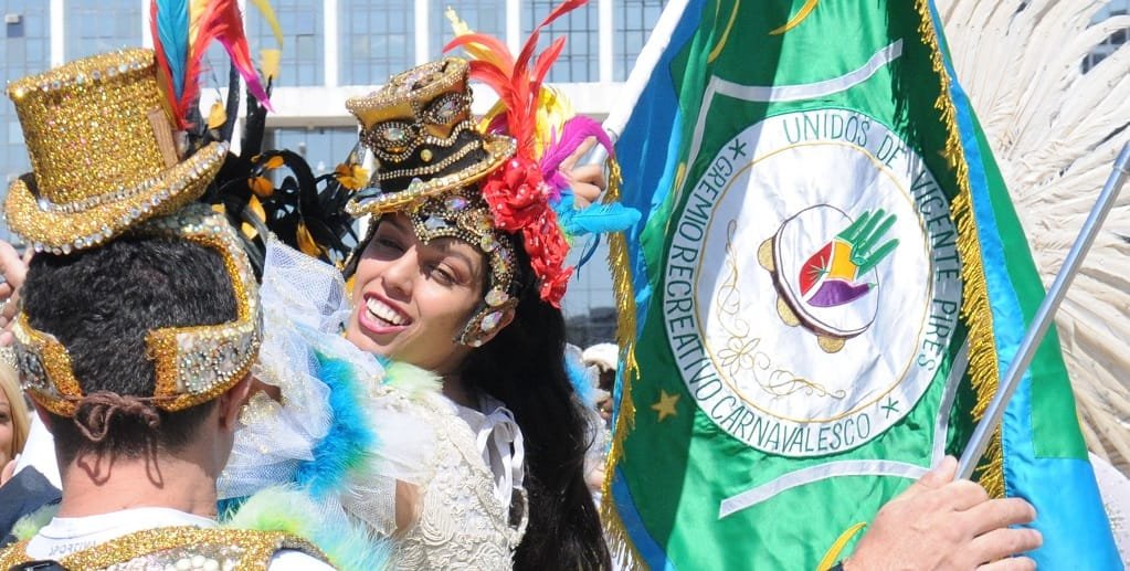 Passista da Unidos de Vicente Pires se apresenta na Praça do Buriti, na entrega do certificado de gestão profissional do Carnaval/Paulo H. Carvalho/Agência Brasília