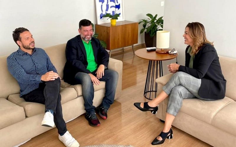 Rafael Parente e Leila Barros tomam café na casa de deputado