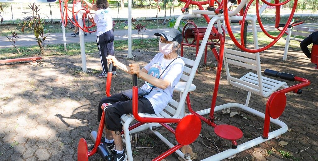 Nadir Bernardes se exercita no DF, onde nos próximos dez anos a cada 100 jovens, haverá 95 idosos/ Paulo H. Carvalho/Agência Brasília