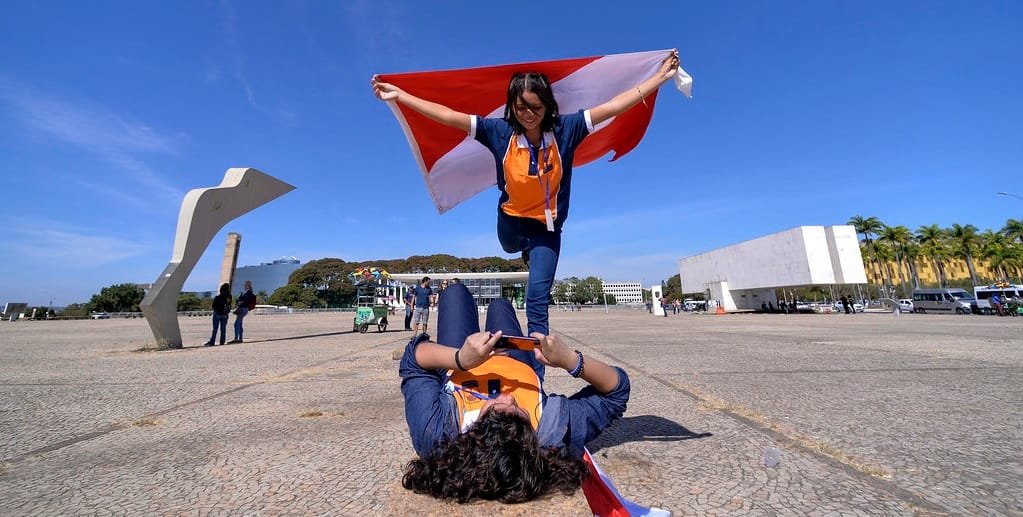 Jovens selecionados para o Projeto Jovem Senador 2022 capricham na selfie na Praça dos Três Poderes/Rodrigo Viana/Agência Senado
