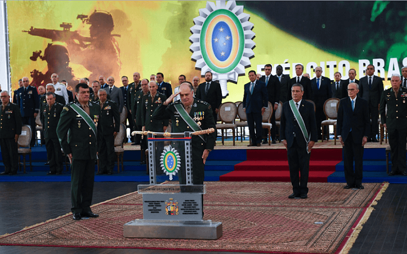 Comandante do Exército atropela suas competências