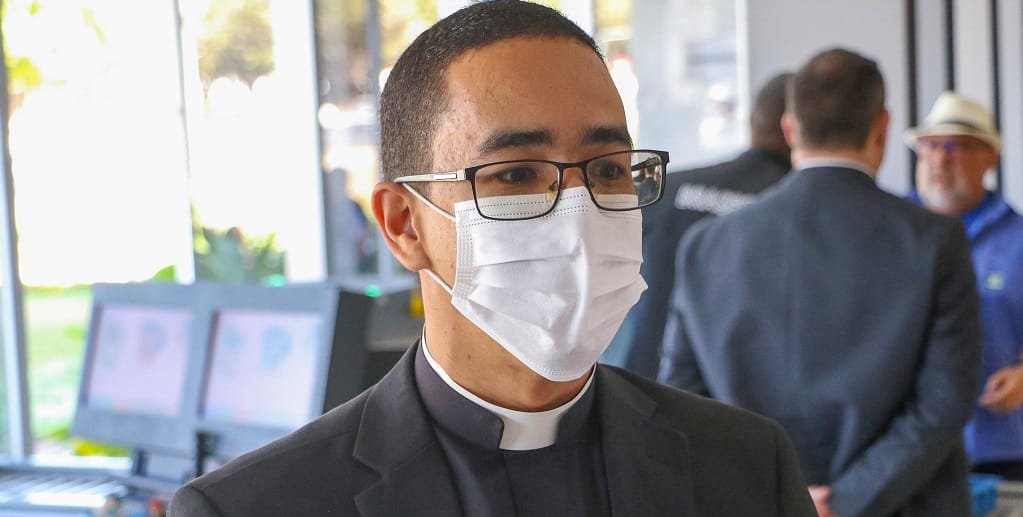 Felipe Souza é padre da Capela São Rafael, no Recanto das Emas, que recebeu a regularização do governo distrital/Renato Alves/Agência Brasília