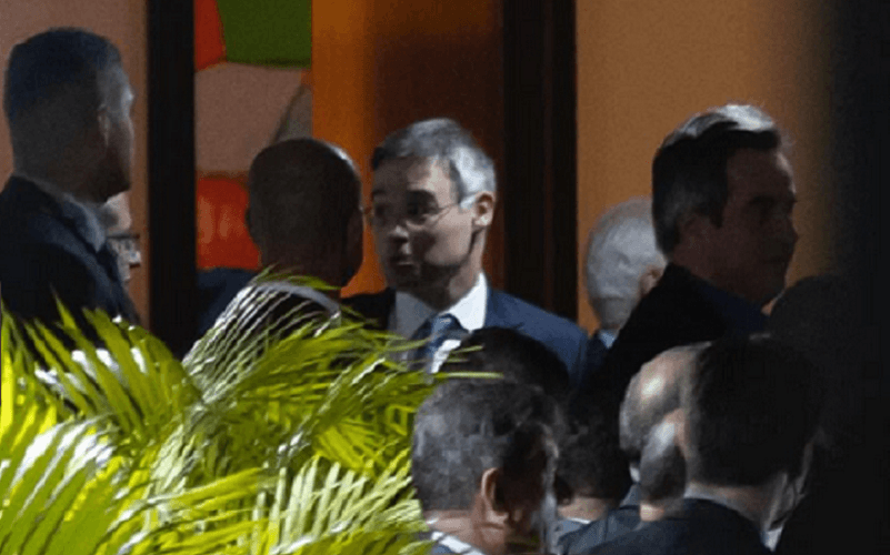 Ministro do STF vai à festa de Gilmar no limite do isolamento da Covid