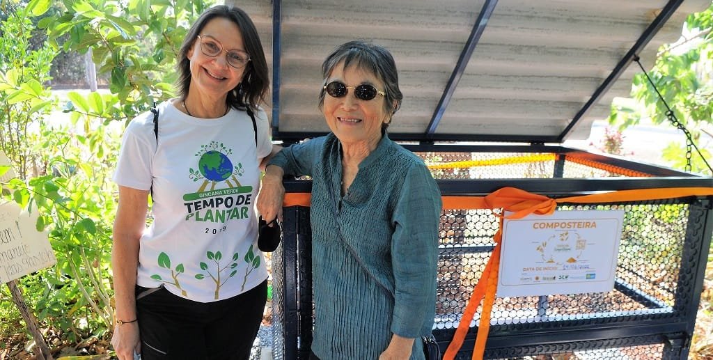 Anelise Pulschen e Ykuyo Nakamura comemoram a primeira composteira pública urbana no Sudoeste/Paulo H. Carvalho/Agência Brasília