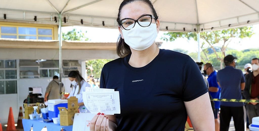 Carla Betini foi receber a segunda dose de reforço contra a Covid-19 na UBS 1 da Asa Sul/Sandro Araújo/Agência Saúde DF