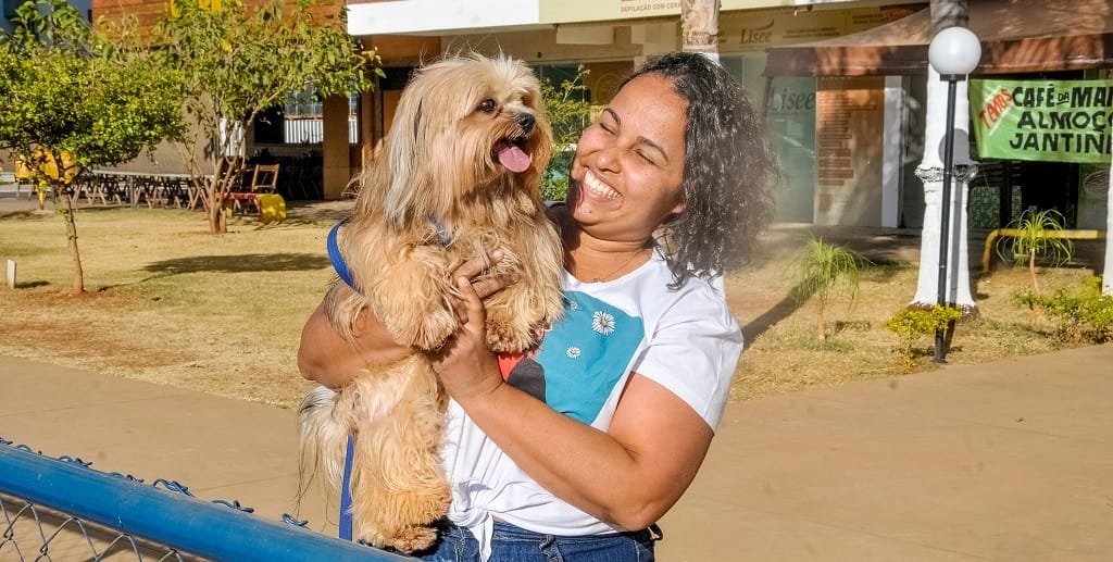 Kátia Fernandes e o shih-tzu Puppy se divertem no parque da praça Condor, em Águas Claras/Renato Araújo/ Agência Brasília
