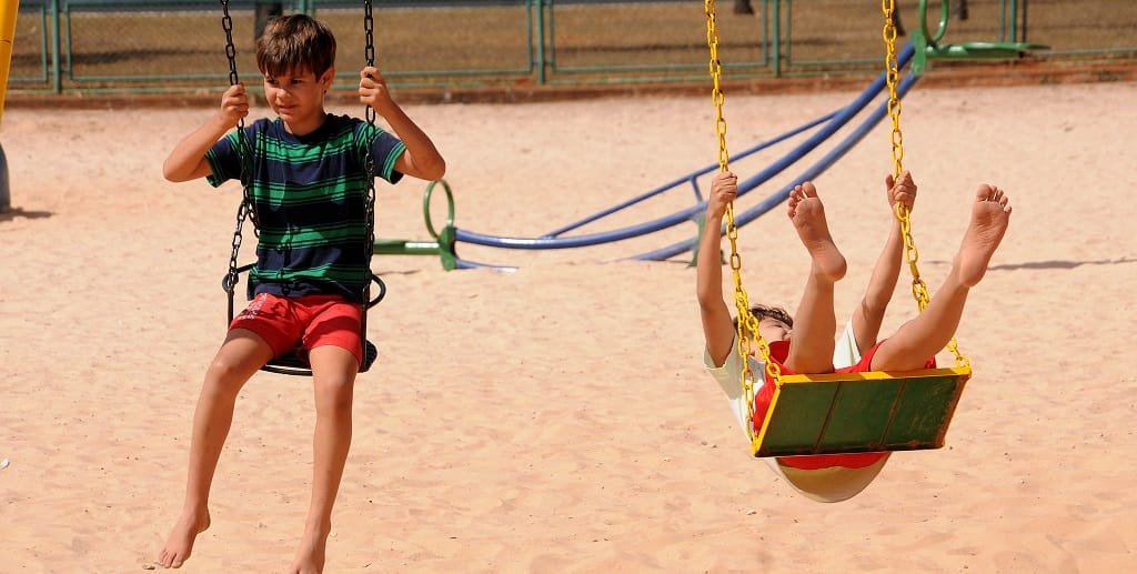 Crianças brincam no balanço num dos 42 parques espalhados pelo Distrito Federal, 29 deles ecológicos e 13 urbanos/Lúcio Bernardo/Agência Brasília