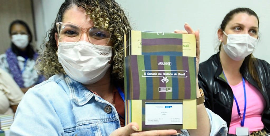 Kátia Alves de Sá é professora do Estado do Ceará e exibe um exemplar do livro “Arquivo S – O Senado na História do Brasil”/Jefferson Rudy/Agência Senado
