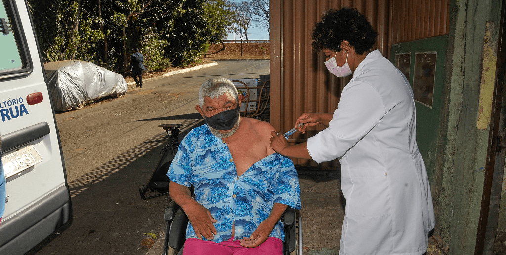 Equipe itinerante aplica imunizante contra a Covid-19 e em sete regiões foram vacinadas no sábado 2,5 mil pessoas/Renato Araújo/Agência Brasília
