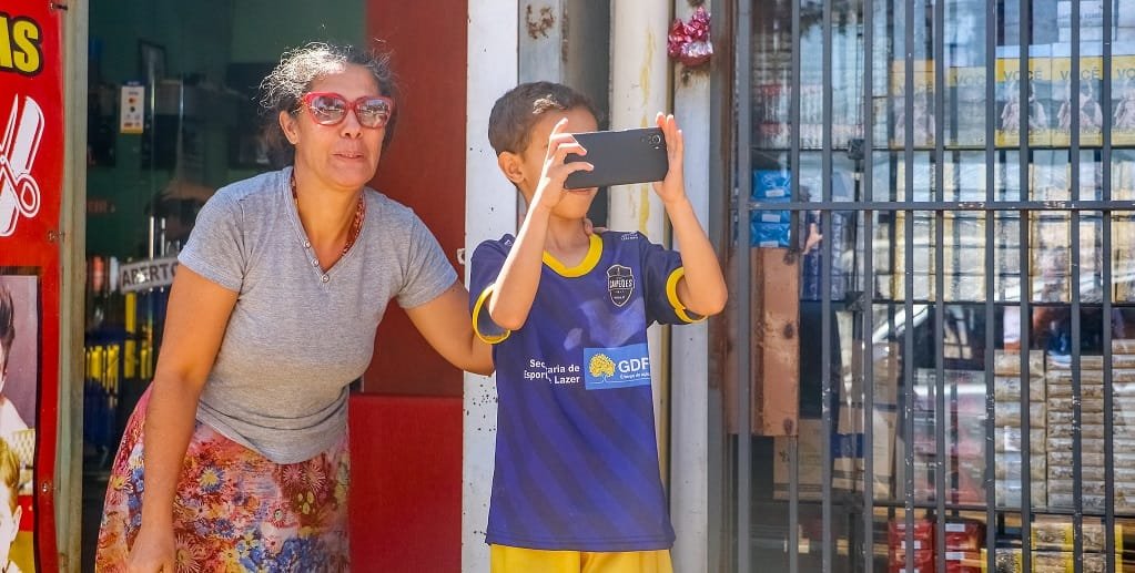 Menino registra a passagem de uma caravana de políticos no primeiro dia de campanha no Sol Nascente/Divulgação