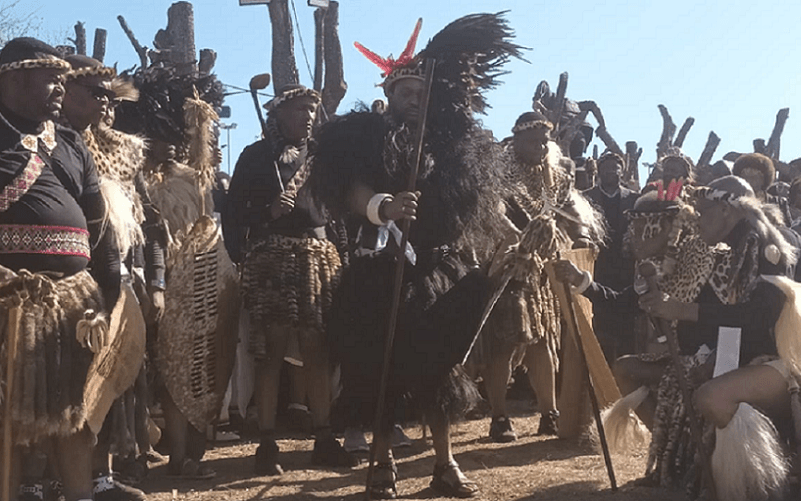 Rei zulu é coroado para comandar 11 milhões de súditos