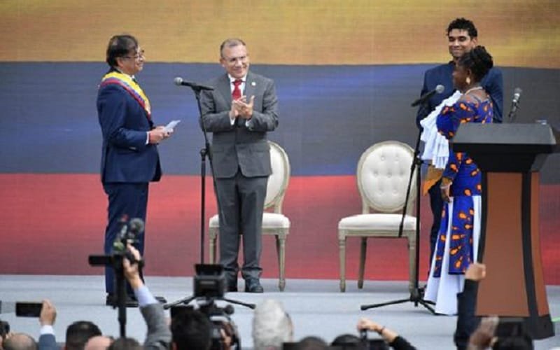 Novo presidente da Colômbia promete país para todos