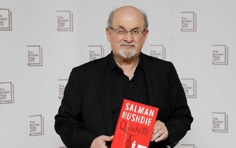 Homem que atacou Salman Rushdie continua detido