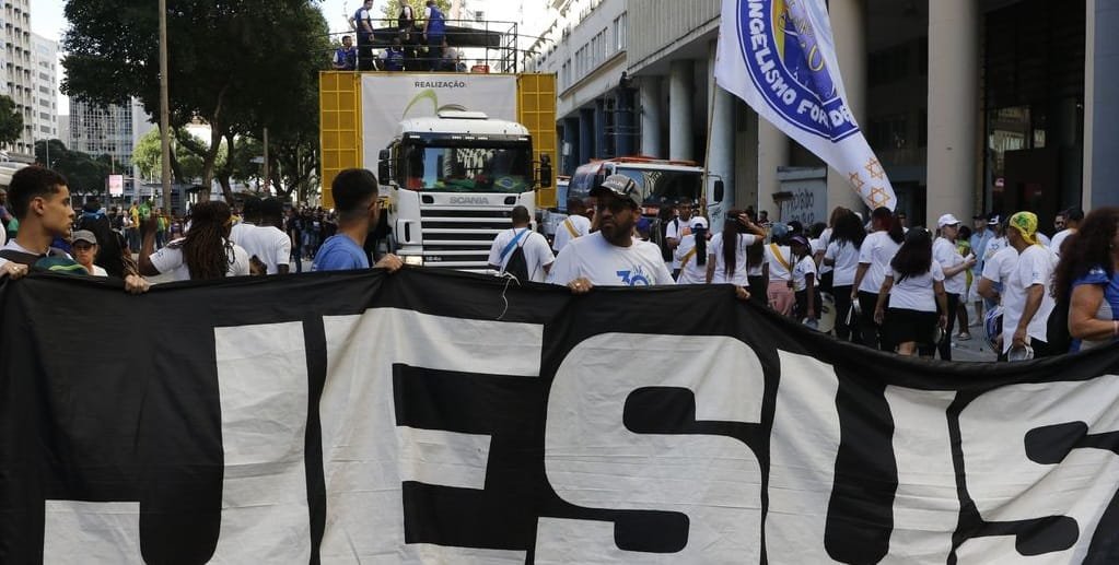 Evangélicos carregam faixa na Marcha para Jesus no centro do Rio de Janeiro/Fernando Frazão/Agência Brasil