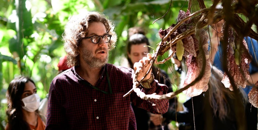 Manoel Pereira de Andrade, professor da Universidade de Brasília, visita com alunos o viveiro do Senado/ Pedro França/Agência Senado