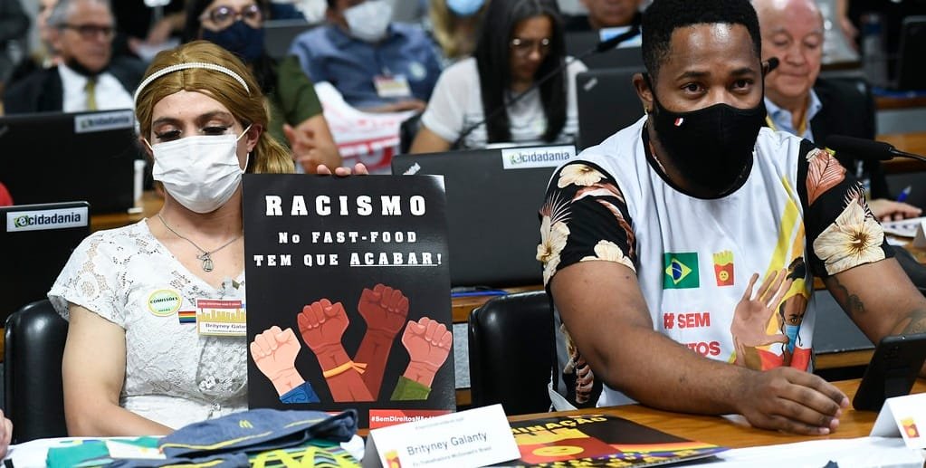Brityney Galanty, ex-funcionário do McDonald’s Brasil, exibe cartaz contra o racismo em audiência no Senado/Geraldo Magela/Agência Senado