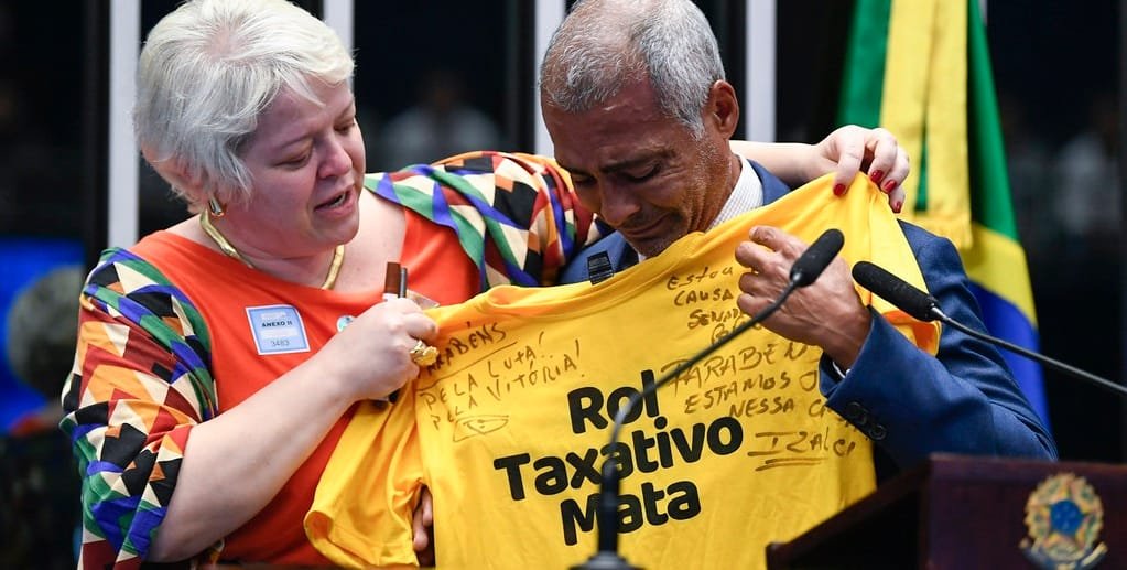 Romário, senador da República, chora ao receber uma camiseta após aprovação do projeto que obriga atendimento pelos planos de saúde/Roque de Sá/Agência Senado