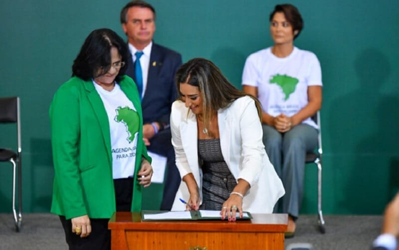 Chumbo trocado entre Damares e Flávia nas redes sociais