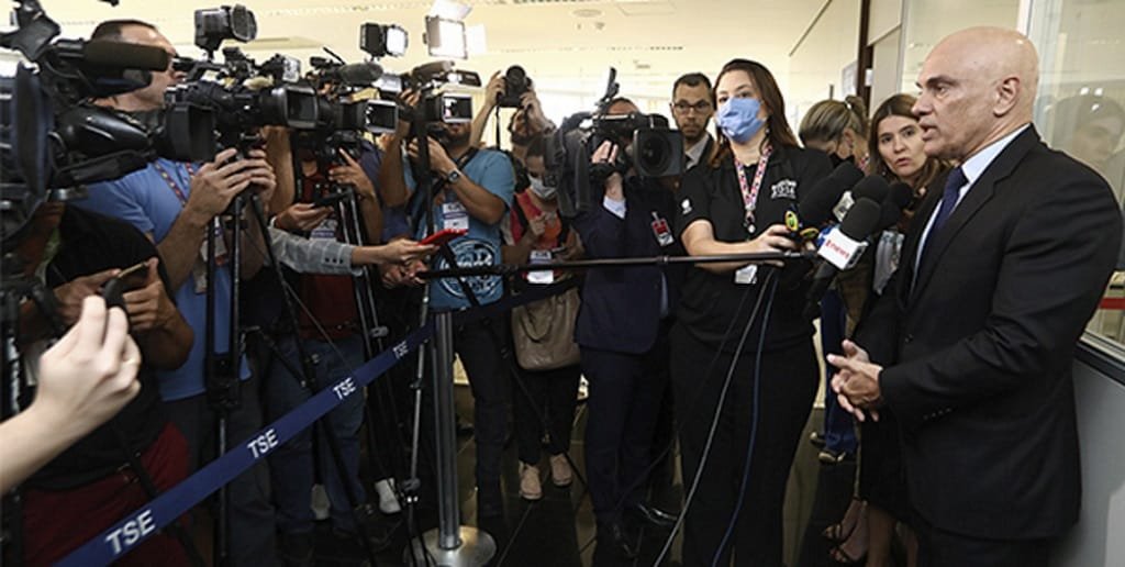 Alexandre de Moraes, presidente do Tribunal Superior Eleitoral, fala sobre a sala secreta aos jornalistas/Alejandro Zambrana/Secom/TSE