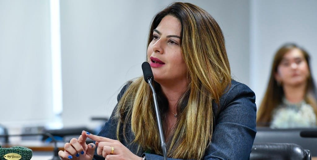 Roberta Lacerda é advogada e fala durante uma audiência na Comissão de Transparência do Senado/Waldemir Barreto/Agência Senado