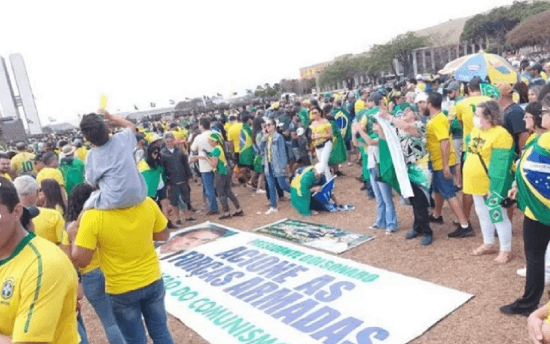 Manifestantes protestam contra o STF no desfile em Brasília