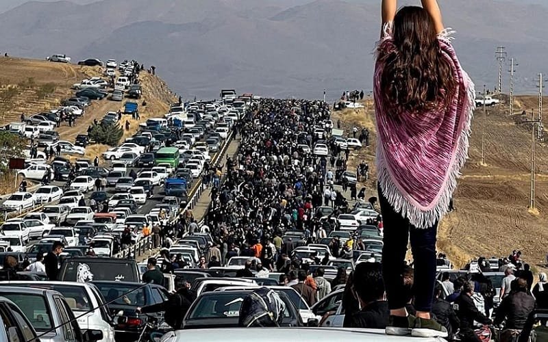 Polícia abre fogo contra manifestantes em cidade do Irã