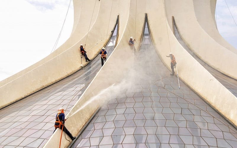 Vitrais da Catedral são limpos para a festa de Nossa Senhora