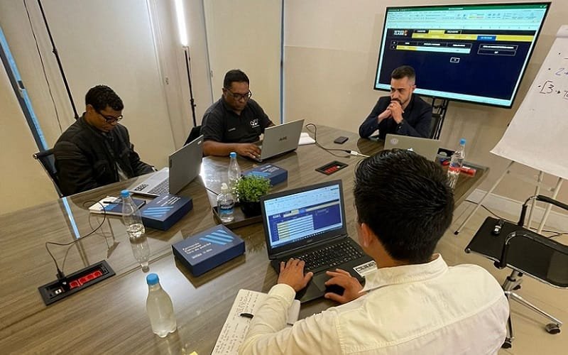 Curso para eletricista vira reality show pela internet