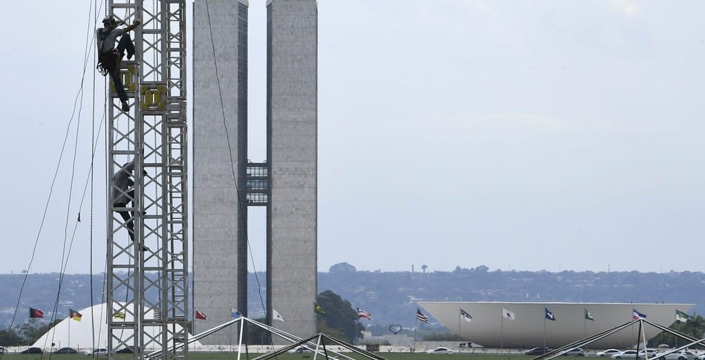Estrutura metálica sendo armada no gramado da Esplanada dos Ministérios para a festa do Dia de Nossa Senhora Aparecida/Edilson Rodrigues/Agência Senado