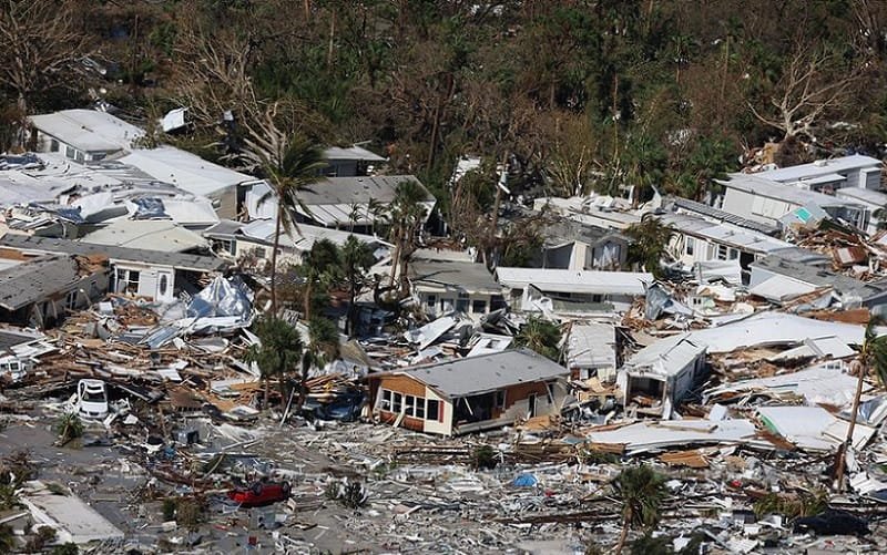 Furacão deixa 10 mil desabrigados e provoca 27 mortes