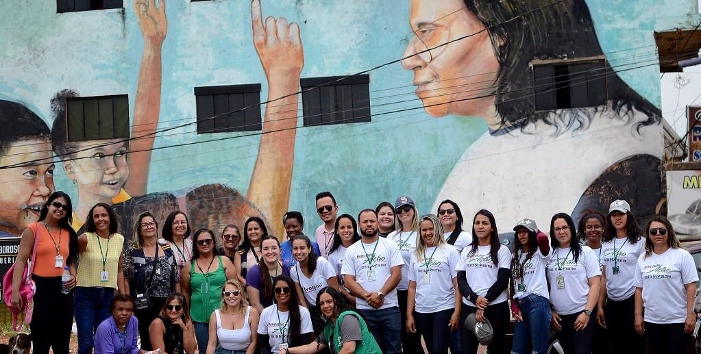 Grupo do Serviço de Limpeza Urbana se reúne após um mutirão de conscientização sobre limpeza no Sol Nascente/Divulgação/SLU