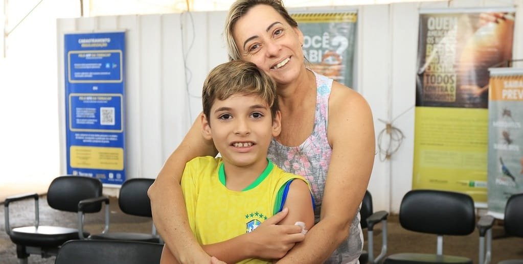 Adriana Alves e o neto Heitor Alves que foram tomar a dose de reforço contra a Covid-19/Sandro Araújo/Agência Saúde