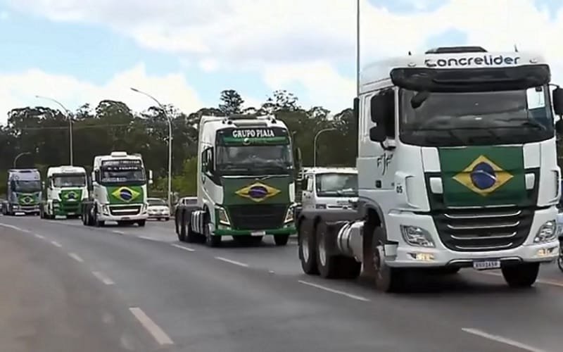 Bolsonaristas com caminhões se integram ao movimento em Brasília