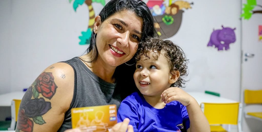 Tatiane Monici e o seu filho Davi exibem Cartão Creche, que atualmente atende a 4,8 mil crianças no DF/Lúcio Bernardo Jr/Agência Brasília