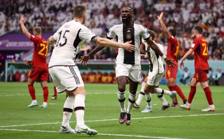 Alemanha arranca empate com a Espanha na Copa do Mundo