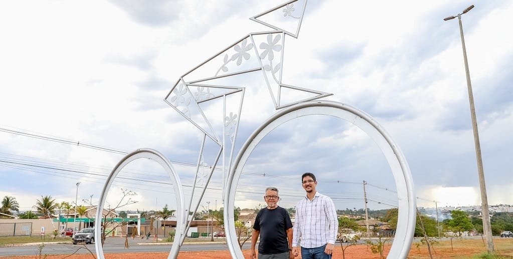 Darlan Rosa, pintor e escultor, e o administrador do Lago Norte, Anderson Tolêdo, na escultura da bike de aço no Lago Norte/Paulo H. Carvalho/ Agência Brasília