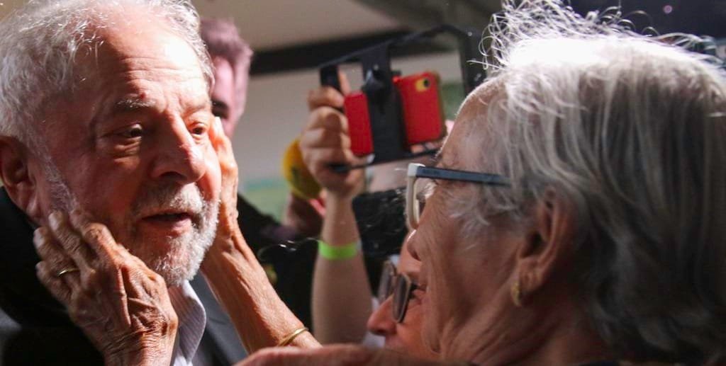 Lula da Silva, presidente eleito, cumprimenta Isolda Araújo de Oliveira, 83 anos, na saída do CCBB/Fabio Rodrigues Pozzebom/Agência Brasil