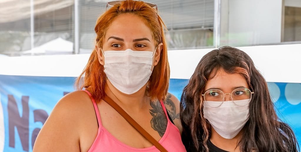 Fernanda Alves com uma das duas filhas que foram fazer documentos no Sejus Mais perto do Cidadão, no São Sebastião/Paulo H. Carvalho