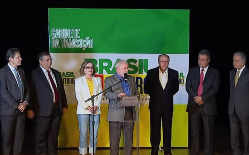 Lula anuncia cinco ministros e diz que o governo vai dar certo