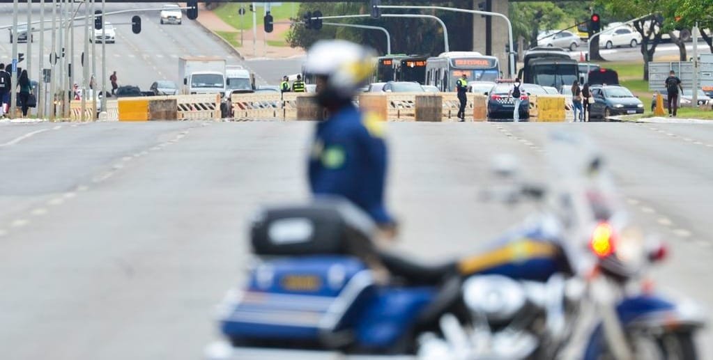 Batedor da Polícia Rodoviária Federal faz o bloqueio do trânsito de Brasília dentro das medidas de segurança para a posse presidencial/Marcelo Casal Júnior/Agência Brasil