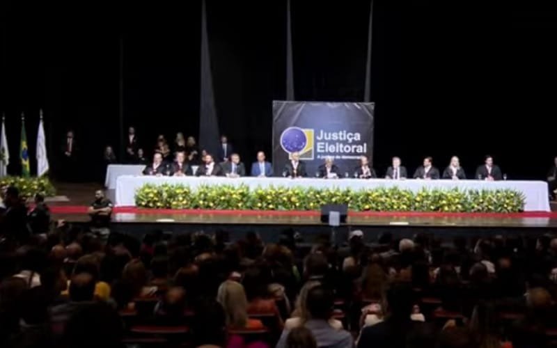 Eleitos recebem o diploma da justiça eleitoral do Distrito Federal
