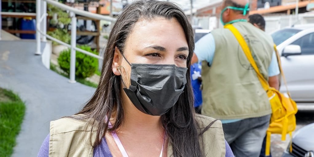 Herica Cristina Marques Pereira é agente de vigilância ambiental que combate a dengue das casas/Joel Rodrigues/Agência Brasília