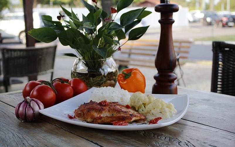 Comida Frango Caprese Don Romano DF Misto Brasília