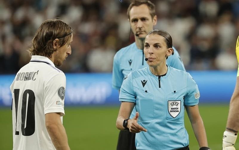 Trio de mulheres vai apitar pela primeira vez um jogo da Copa