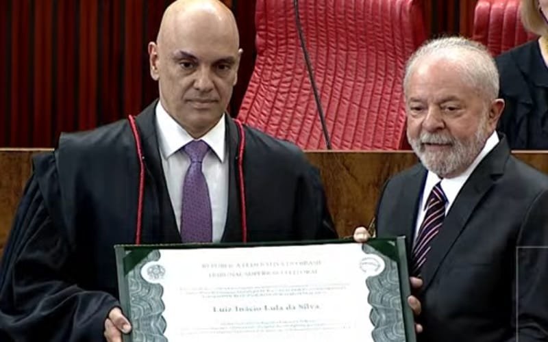 Lula é diplomado e diz que a democracia é o maior legado