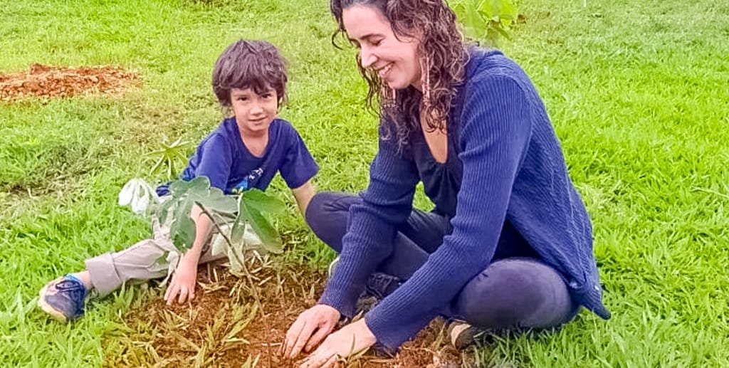 Plantio de árvore Lago Norte Mãe e filho Misto Brasília