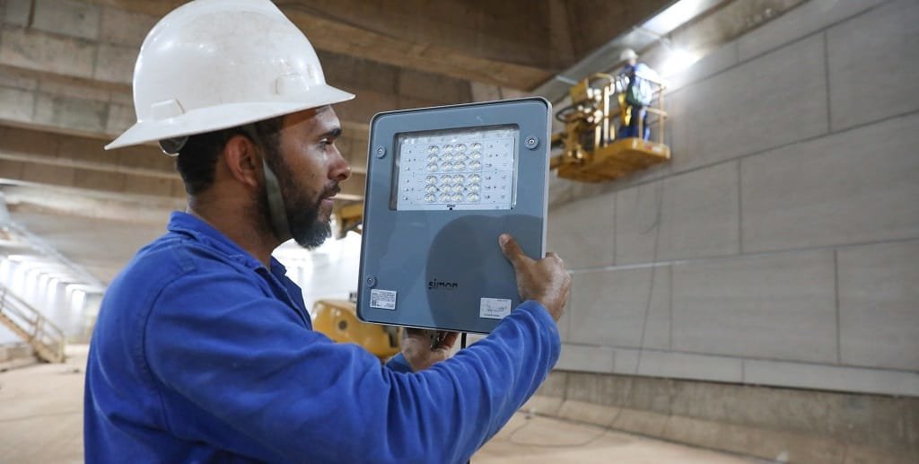 Funcionário do consórcio testa sistema de luminárias do Túnel de Taguatinga, que terá 1.46 refletores/Paulo H. Carvalho/Agência Brasília