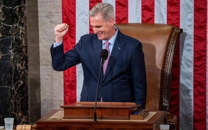Depois de quatro dias, republicano é eleito presidente da Câmara
