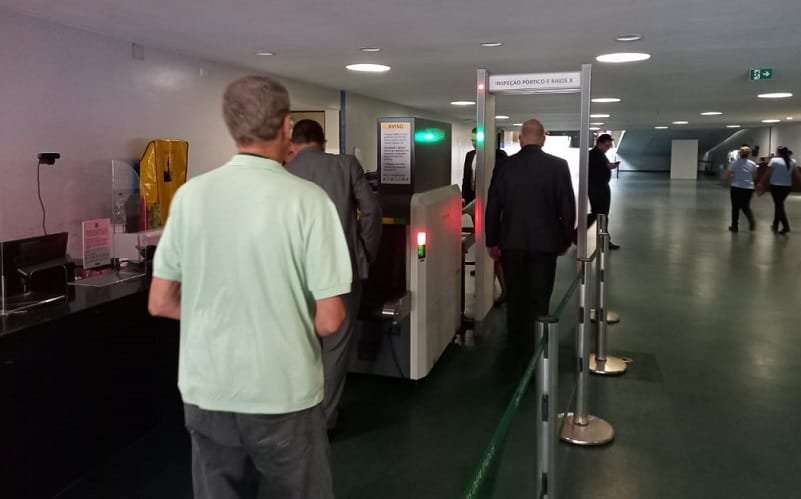 Segurança barra servidor que tentou entrar armado na Câmara